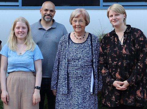 Bärbel Freier und Nico Hartung (Dietmar Freier Stiftung) zusammen mit den geförderten Studentinnen