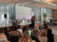 Heike Lohmann beim Vortrag 2023 auf der Jobmedi