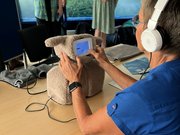 NEFFY im Testeinsatz mit einer Besucherin am 2. Juli im Sunpark Neukölln
