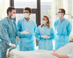 Praxistraining im SkillsLab, Studiengang Bachelor of Nursing. Foto: Florian von Ploetz, ©EHB