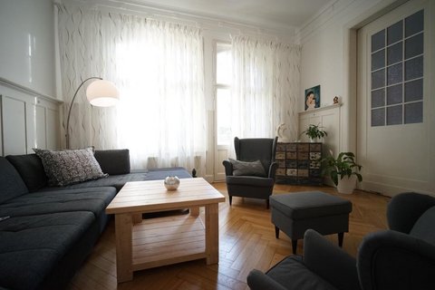 Raum mit Sofa, Tisch und Sessel