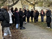 Publikum verfolgt die Ansprachen der Organisatorinnen