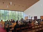 Gemeinsames Singen aus dem Gebetsbuch. Foto: EHB