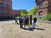 Studierende am Gedenkort Rummelsburg