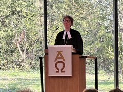 Superintendentin Dr. Julia Helmke am Stehpult bei der Predigt 