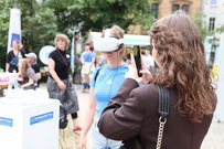 Teilnehmerinnen testen die AR-Brille