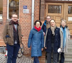 Professor*innen aus dem Studiengang Evangelische Religionspädagogik & Diakonik vor dem Standort Wicherkolleg. (Prof. Dr. Kristina Dronsch 2. v. rechts).
