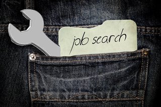 Hosentasche mit Schraubenschlüssel und Zettel: job search