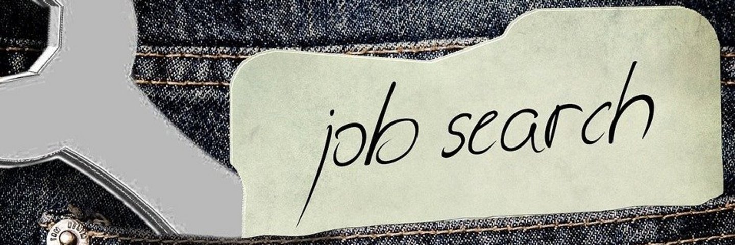 Hosentasche mit Schraubenschlüssel und Zettel: job search