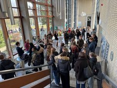 Gespräche und Vernetzung im Foyer Hauptgebäude am Einführungstag 1. April 2026