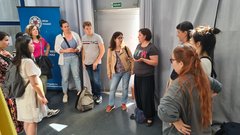 Studierende beim Besuch der Anlaufstelle für Flüchtlinge des UNHCR