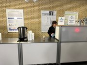 Ysanne vom Moccamobil versorgt die Teilnehmenden mit Heißgetränken