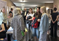 Beratung am Stand des Praxisamts. Foto: EHB