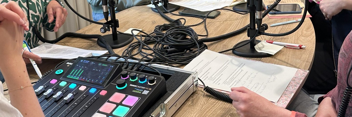 Ausschnitt der Podcastaufzeichnung mit dem Roadcaster und Mikrofonen