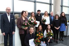 Nominierte Studierende zusammen mit drei Mitgliedern der Jury (rechts) und dem Präsidenten der EHB (links)