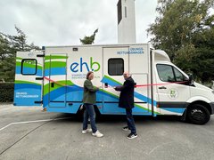 Banddurchschnitt des frisch folierten EHB-Rettungswagens. Silke Gebel, Sprecherin für Pflege und Haushaltspolitik der Grünen Fraktion Berlin und Prof. Dr. Sebastian Schröer-Werner, Präsident der EHB. Foto: EHB