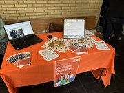 Infostand mit Flyern
