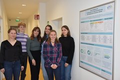 Studierende aus dem 5. Semester Hebammenwissenschaft vor den Forschungspostern im Skillslab der Hochschule