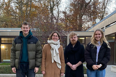 Teamfoto eLearning vor der EHB
