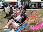 Gäste nutzen die Sitzgelegenheiten aus den beteiligten Hochschulen.  
