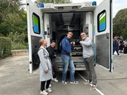 Prof. Dr. Sven Lück (r.), Studiengang Bachelor of Nursing mit EHB-Studierenden. Foto: EHB