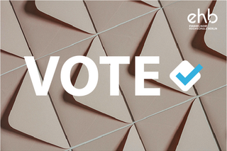 Weißer Schriftzug mit dem Wort Vote auf stilisierten beigen Briefumschlägen 