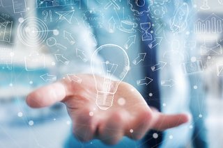 offene Hand mit "virtueller" Glühbirne