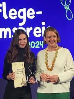 Preisträgerin Alba Rinne-Wolf mit Bundesfamilienministerin Lisa Paus (rechts) bei der Preisverleihung am 18. November