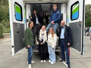 Silke Gebel und Prof. Dr. Sebastian Schröer-Werner gemeinsam mit EHB-Studierenden im Rettungswagen. Foto: EHB