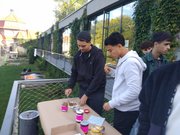 Schülergruppe beim Erkunden der Projekte auf der Transferale