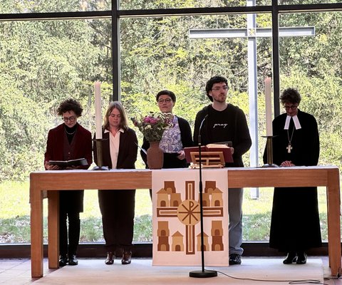 Fünf Personen hinter dem Altar bei der Fürbittenlesung