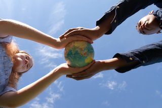 Zwei Studierende halten einen Globus