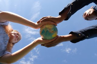 Zwei Studierende halten einen Globus