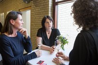 EHB-Kolleginnen im Gespräch auf der Feier Re-Opening: Prof.in Dr. Sidonie Engels, Prof.in Marion Hundt und Prof.in Dr. Natascha Naujok (v.l.n.r.) auf der Feier Re-Opening