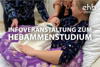 Ausschnitt: Dozentin leitet Hebammenstudentinnen mit Babypuppe an