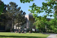 Studierende der SAGE-Studiengänge vor dem Hauptgebäude der EHB.