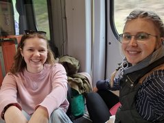 Studierende im Zug auf dem Weg nach Linz, Österreich.