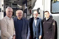 Vor vor dem zukünftigen "Lehrraum auf Rädern": Prof. Dr. Sven Lück, Kanzler Andreas Flegl, Präsident Prof. Dr. Sebastian Schröer-Werner und Marko Unglaube von der Berliner Feuerwehr 