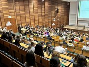 Volle Ränge bei der Eröffnung