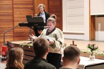 Studentin bei der Lesung