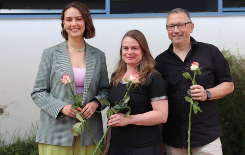 Hans-Martin Krusche-Ortmann zusammen mit den Stipediatinnen Bettina Brauer (Mitte) und Sophie Hilt