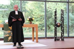 Prof. Dr. Philipp Enger beim Gottesdienst. Foto: EHB/HoKom