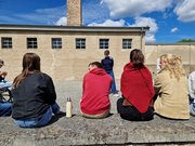 Studierende der EHB in der Gedenkstätte Ravensbrück