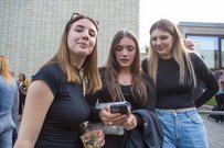 Studierende bei der Wiedereröffnung des Campus der Evangelischen Hochschule Berlin.  