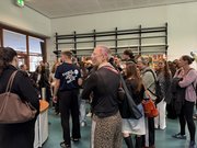 Studierende bei der Campusführung in der Bibliothek