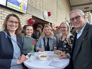 Die Prof.innen Dr. Susanne Simon (links) und Dr. Melita Grieshop mit Prof. Dr. Michael Abou-Dakn (ärztl. Direktor Joseph Kliniken Berlin) und weiteren Kolleginnen. 