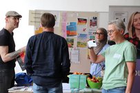 Menschen an den Ständen der Praxismesse