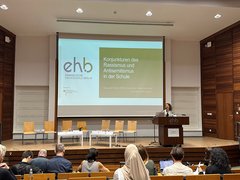 Prof.in Dr. Juliane Karakayali, Leitung des Forschungsprojekts „ORAS- Organisation, Rassismus, Schule", moderiert die Abschlusstagung. Foto: EHB