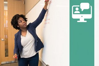 Eine Frau schreibt mit einem Stift an ein Whiteboard