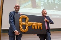 "Schlüsselübergabe". EHB-Präsident und Detlev Mevius, Projektleitung BENE, Projektleitung iproplan